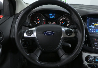 Подержанный автомобиль Ford Focus Hatchback 2012 года (10 фото)