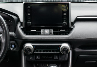 Подержанный автомобиль Toyota RAV4 2021 года (15 фото)