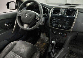 Подержанный автомобиль Renault Logan Sedan 2015 года (10 фото)
