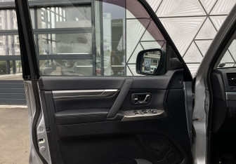 Подержанный автомобиль Mitsubishi Pajero 2011 года (17 фото)