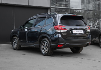 Подержанный автомобиль Subaru Forester Suv 2018 года (6 фото)