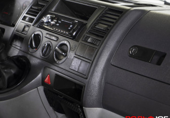 Подержанный автомобиль Volkswagen Transporter Van 2005 года (16 фото)