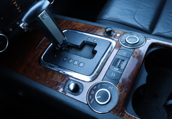 Подержанный автомобиль Volkswagen Touareg 2007 года (14 фото)