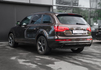 Подержанный автомобиль Audi Q7 2012 года (6 фото)