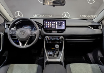Подержанный автомобиль Toyota RAV4 2025 года (14 фото)