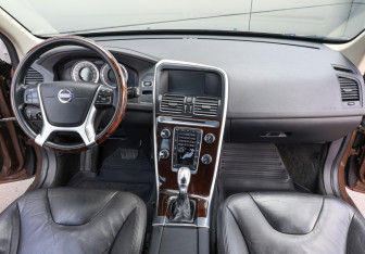 Подержанный автомобиль Volvo XC60 2012 года (14 фото)