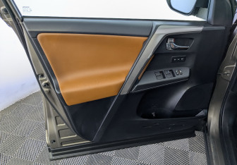 Подержанный автомобиль Toyota RAV4 2018 года (19 фото)