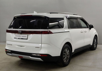 Подержанный автомобиль Kia Carnival 2021 года (5 фото)