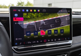Подержанный автомобиль Volkswagen Tiguan 2025 года (18 фото)