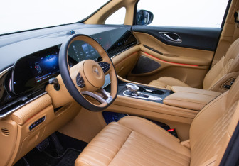 Подержанный автомобиль Voyah Dream 2023 года (8 фото)