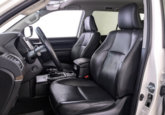 Подержанный автомобиль Toyota Land Cruiser Prado 2020 года (20 фото)