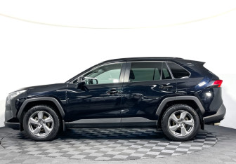 Подержанный автомобиль Toyota RAV4 2021 года (8 фото)