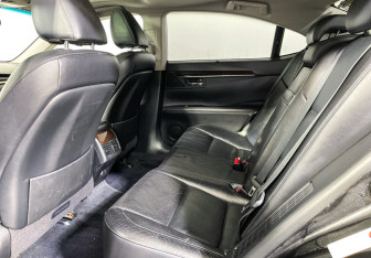 Подержанный автомобиль Lexus ES 2013 года (10 фото)