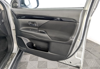 Подержанный автомобиль Mitsubishi Outlander 2019 года (24 фото)