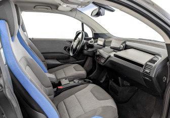 Подержанный автомобиль BMW i3 2021 года (11 фото)