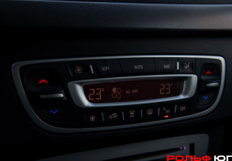 Подержанный автомобиль Renault Fluence 2013 года (15 фото)