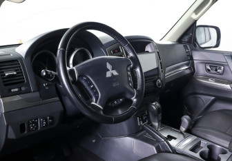 Подержанный автомобиль Mitsubishi Pajero 2021 года (14 фото)