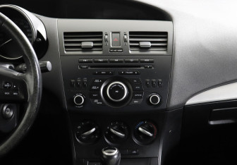 Подержанный автомобиль Mazda 3 Hatchback 2012 года (8 фото)