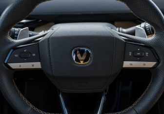 Подержанный автомобиль Changan UNI-V 2023 года (12 фото)