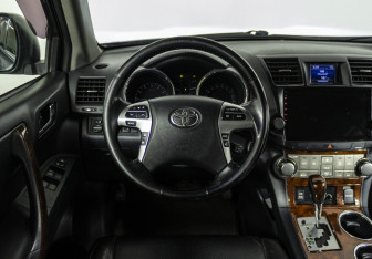 Подержанный автомобиль Toyota Highlander 2011 года (10 фото)