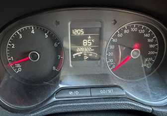 Подержанный автомобиль Volkswagen Polo Sedan 2014 года (12 фото)