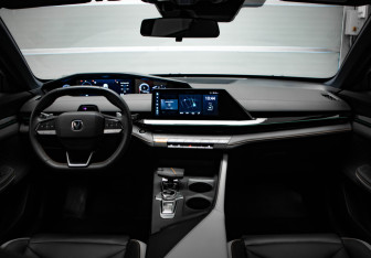 Подержанный автомобиль Changan UNI-V 2024 года (8 фото)