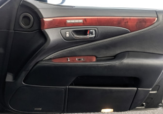 Подержанный автомобиль Lexus LS 2011 года (24 фото)