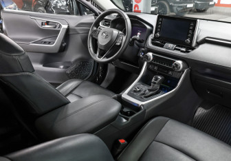 Подержанный автомобиль Toyota RAV4 2021 года (11 фото)