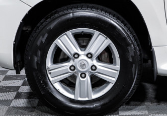 Подержанный автомобиль Toyota Land Cruiser Suv 2014 года (15 фото)