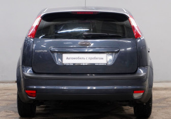 Подержанный автомобиль Ford Focus Hatchback 2005 года (6 фото)