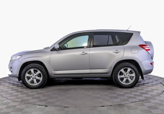 Подержанный автомобиль Toyota RAV4 2012 года (8 фото)