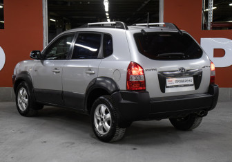Подержанный автомобиль Hyundai Tucson 2005 года (7 фото)
