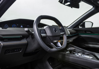 Подержанный автомобиль Changan UNI-V 2024 года (13 фото)