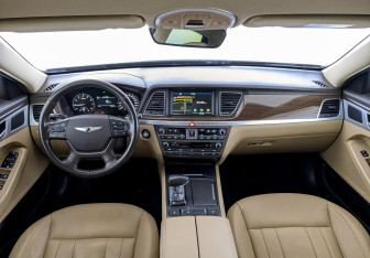 Подержанный автомобиль Genesis G80 2017 года (14 фото)