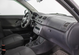 Подержанный автомобиль Skoda Fabia Hatchback 2012 года (9 фото)