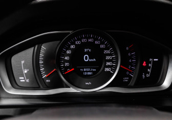 Подержанный автомобиль Volvo S60 2015 года (10 фото)