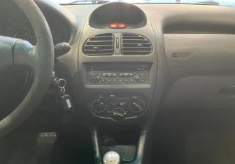 Подержанный автомобиль Peugeot 206 Sedan 2008 года (15 фото)