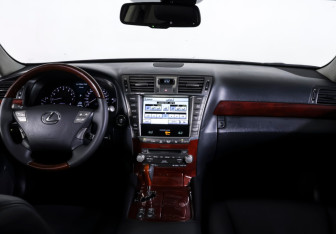 Подержанный автомобиль Lexus LS 2010 года (15 фото)
