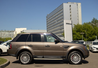Подержанный автомобиль Land Rover Range Rover Sport 2010 года (3 фото)