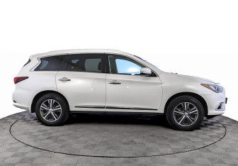 Подержанный автомобиль Infiniti QX60 2018 года (4 фото)