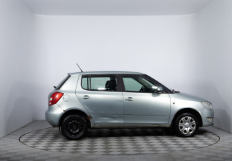 Подержанный автомобиль Skoda Fabia Hatchback 2012 года (4 фото)