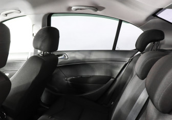 Подержанный автомобиль Peugeot 408 2013 года (12 фото)