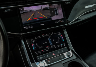 Подержанный автомобиль Audi Q8 2019 года (18 фото)