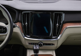 Подержанный автомобиль Volvo V60 2018 года (14 фото)