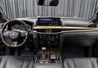 Подержанный автомобиль Lexus LX 2017 года (14 фото)