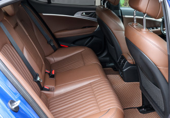 Подержанный автомобиль Genesis G70 2019 года (12 фото)