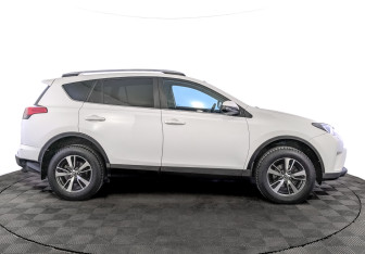 Подержанный автомобиль Toyota RAV4 2019 года (4 фото)