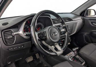 Подержанный автомобиль Kia Rio Hatchback 2021 года (14 фото)