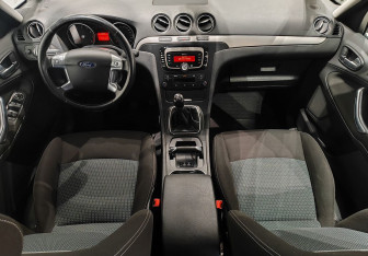 Подержанный автомобиль Ford Galaxy 2011 года (10 фото)