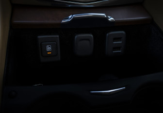 Подержанный автомобиль Cadillac Escalade Suv 2016 года (23 фото)